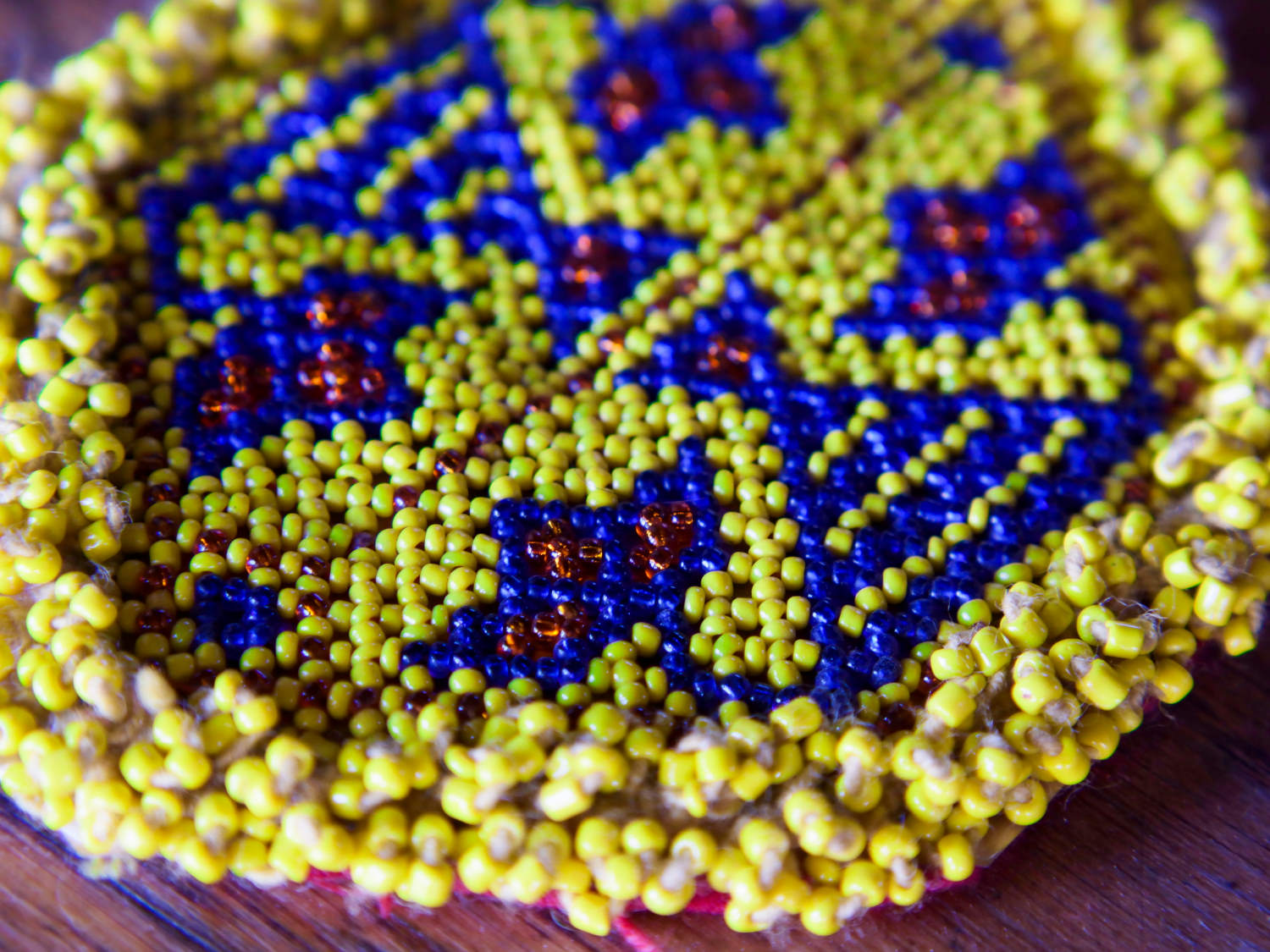 vecchio tessuto indiano ricamato , pezzo unico lavorato a mano in ogni parte con filo in cotone , filo oro e perline . tipico del gujarat usato come decoro ed addobbo .  misure 12x10 cm indicative ( + / - 0.5 cm)  peso 40/45  gr .  indicare sull'ordine il numero scelto   disponibili vari colori e dimensioni  contattare per info  0039 3338778241 info@etniko.it  fb/ig etniko by crosato