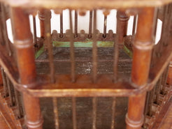 Gabbietta in legno, India. gabbia usata per merli indiani, databile seconda metà 900, oggetto ornamentale unico lavorato a mano in legno di teak massello. parti in metallo e legno    disponibile coppia ( chiedere per conferma ) sconto applicabile in caso di unico trasporto .  Lavorata artigianalmente. Dimensioni 45x42 h66cm     per ulteriori info o dettagli: info@etniko.it 0039 3338778241 ig/fb : etniko by crosato etsy : etnikobycrosato
