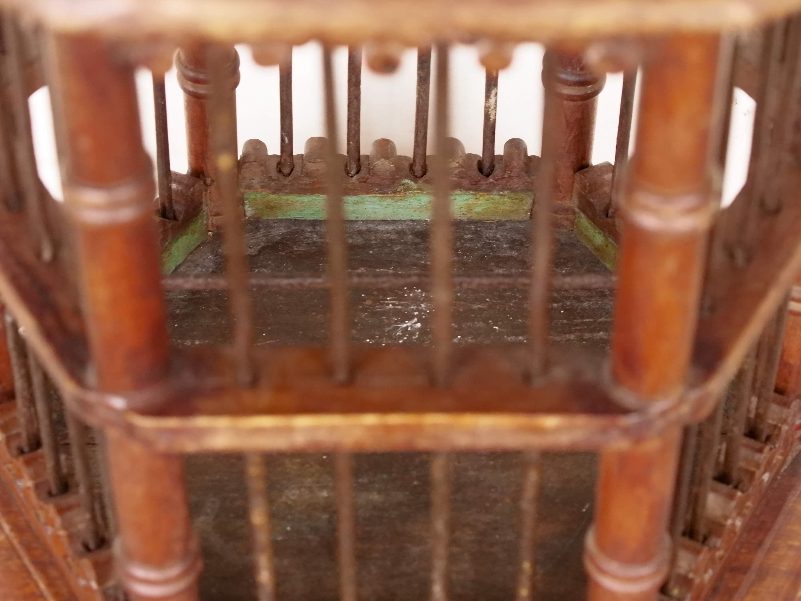 Gabbietta in legno, India. gabbia usata per merli indiani, databile seconda metà 900, oggetto ornamentale unico lavorato a mano in legno di teak massello. parti in metallo e legno    disponibile coppia ( chiedere per conferma ) sconto applicabile in caso di unico trasporto .  Lavorata artigianalmente. Dimensioni 45x42 h66cm     per ulteriori info o dettagli: info@etniko.it 0039 3338778241 ig/fb : etniko by crosato etsy : etnikobycrosato