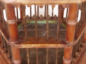Gabbietta in legno, India. gabbia usata per merli indiani, databile seconda metà 900, oggetto ornamentale unico lavorato a mano in legno di teak massello. parti in metallo e legno    disponibile coppia ( chiedere per conferma ) sconto applicabile in caso di unico trasporto .  Lavorata artigianalmente. Dimensioni 45x42 h66cm     per ulteriori info o dettagli: info@etniko.it 0039 3338778241 ig/fb : etniko by crosato etsy : etnikobycrosato