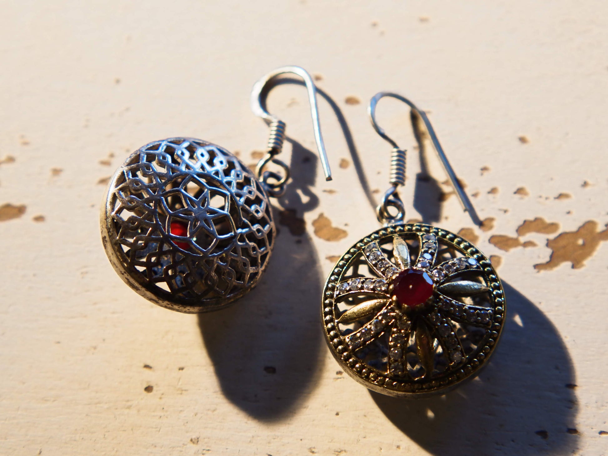 orecchini turchi in stile arabo, argento e radice di rubino . top quality stone , lavorati a mano, cesellati pezzo per pezzo artigianalmente.  misure pendaglio esclusa monachella 2x2 cm, con monachella h totale 4cm peso totale 13gr  per ulteriori info o foto info@etniko.it 0039 3338778241 fb , ig etniko by crosato