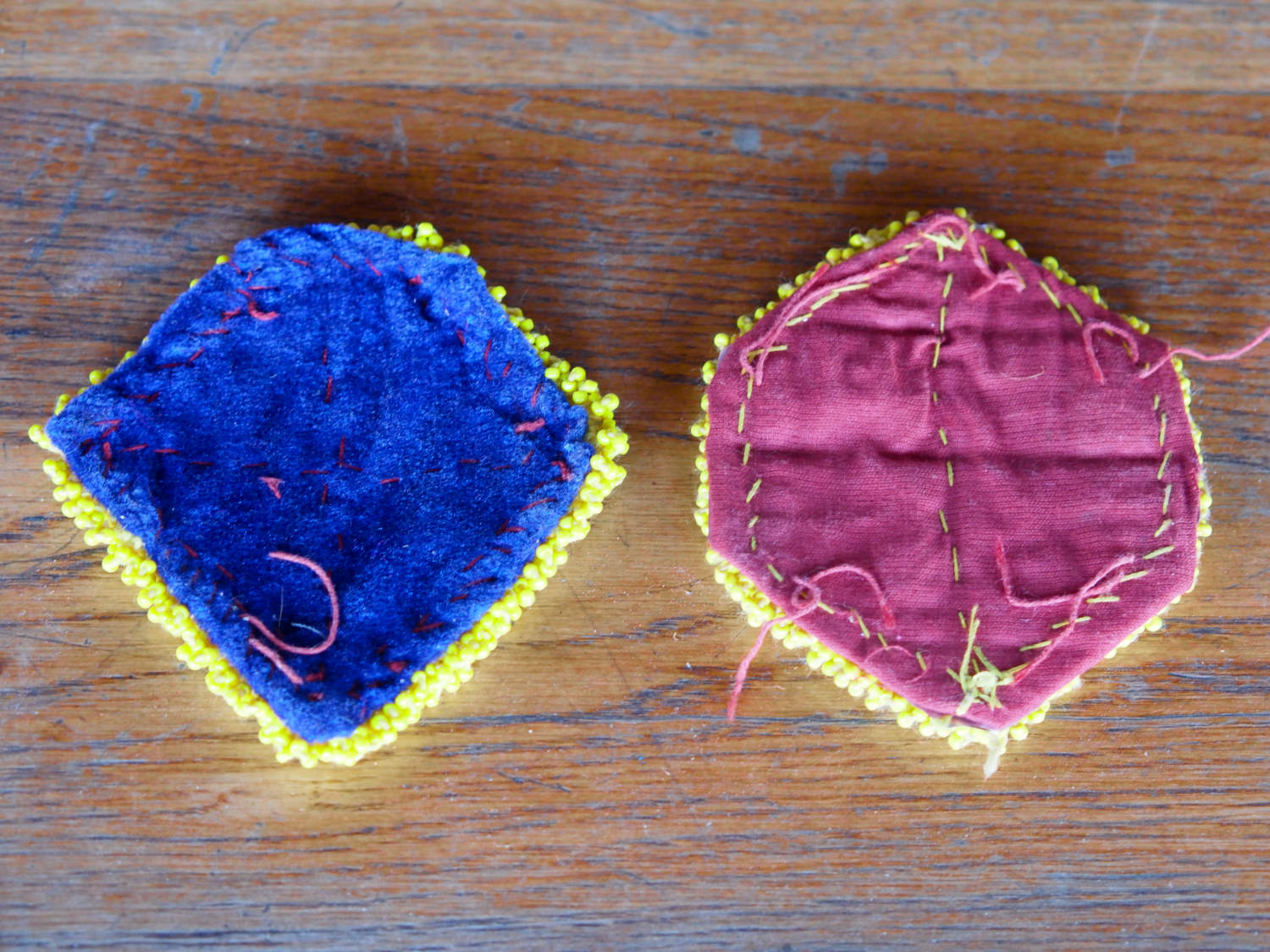 vecchio tessuto indiano ricamato , pezzo unico lavorato a mano in ogni parte con filo in cotone , filo oro e perline . tipico del gujarat usato come decoro ed addobbo .  misure 12x10 cm indicative ( + / - 0.5 cm)  peso 40/45  gr .  indicare sull'ordine il numero scelto   disponibili vari colori e dimensioni  contattare per info  0039 3338778241 info@etniko.it  fb/ig etniko by crosato