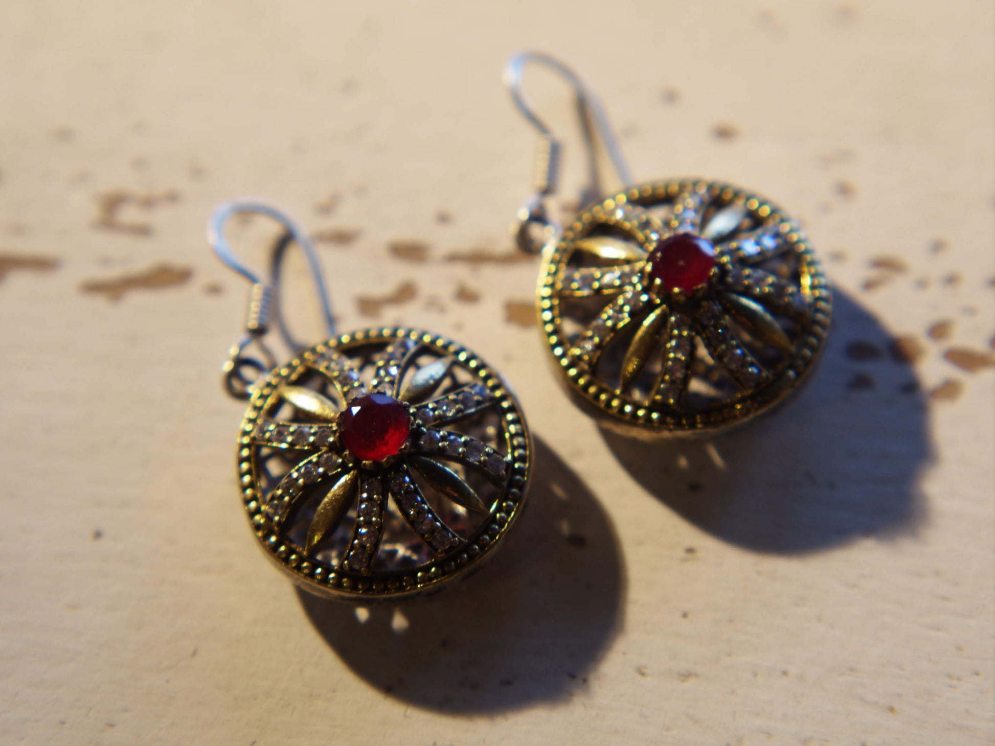 orecchini turchi in stile arabo, argento e radice di rubino . top quality stone , lavorati a mano, cesellati pezzo per pezzo artigianalmente.  misure pendaglio esclusa monachella 2x2 cm, con monachella h totale 4cm peso totale 13gr  per ulteriori info o foto info@etniko.it 0039 3338778241 fb , ig etniko by crosato
