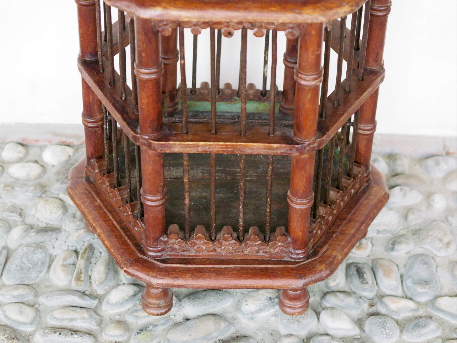 Gabbietta in legno, India. gabbia usata per merli indiani, databile seconda metà 900, oggetto ornamentale unico lavorato a mano in legno di teak massello. parti in metallo e legno    disponibile coppia ( chiedere per conferma ) sconto applicabile in caso di unico trasporto .  Lavorata artigianalmente. Dimensioni 45x42 h66cm     per ulteriori info o dettagli: info@etniko.it 0039 3338778241 ig/fb : etniko by crosato etsy : etnikobycrosato