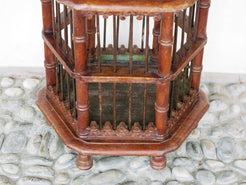 Gabbietta in legno, India. gabbia usata per merli indiani, databile seconda metà 900, oggetto ornamentale unico lavorato a mano in legno di teak massello. parti in metallo e legno    disponibile coppia ( chiedere per conferma ) sconto applicabile in caso di unico trasporto .  Lavorata artigianalmente. Dimensioni 45x42 h66cm     per ulteriori info o dettagli: info@etniko.it 0039 3338778241 ig/fb : etniko by crosato etsy : etnikobycrosato