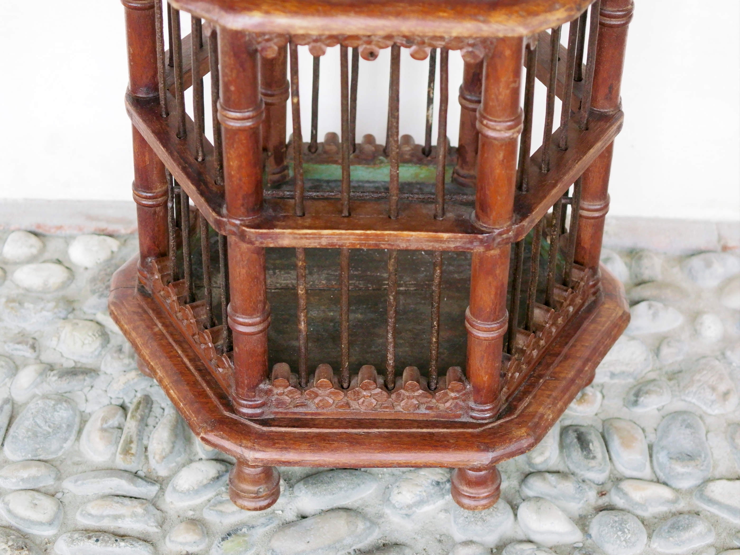 Gabbietta in legno, India. gabbia usata per merli indiani, databile seconda metà 900, oggetto ornamentale unico lavorato a mano in legno di teak massello. parti in metallo e legno    disponibile coppia ( chiedere per conferma ) sconto applicabile in caso di unico trasporto .  Lavorata artigianalmente. Dimensioni 45x42 h66cm     per ulteriori info o dettagli: info@etniko.it 0039 3338778241 ig/fb : etniko by crosato etsy : etnikobycrosato