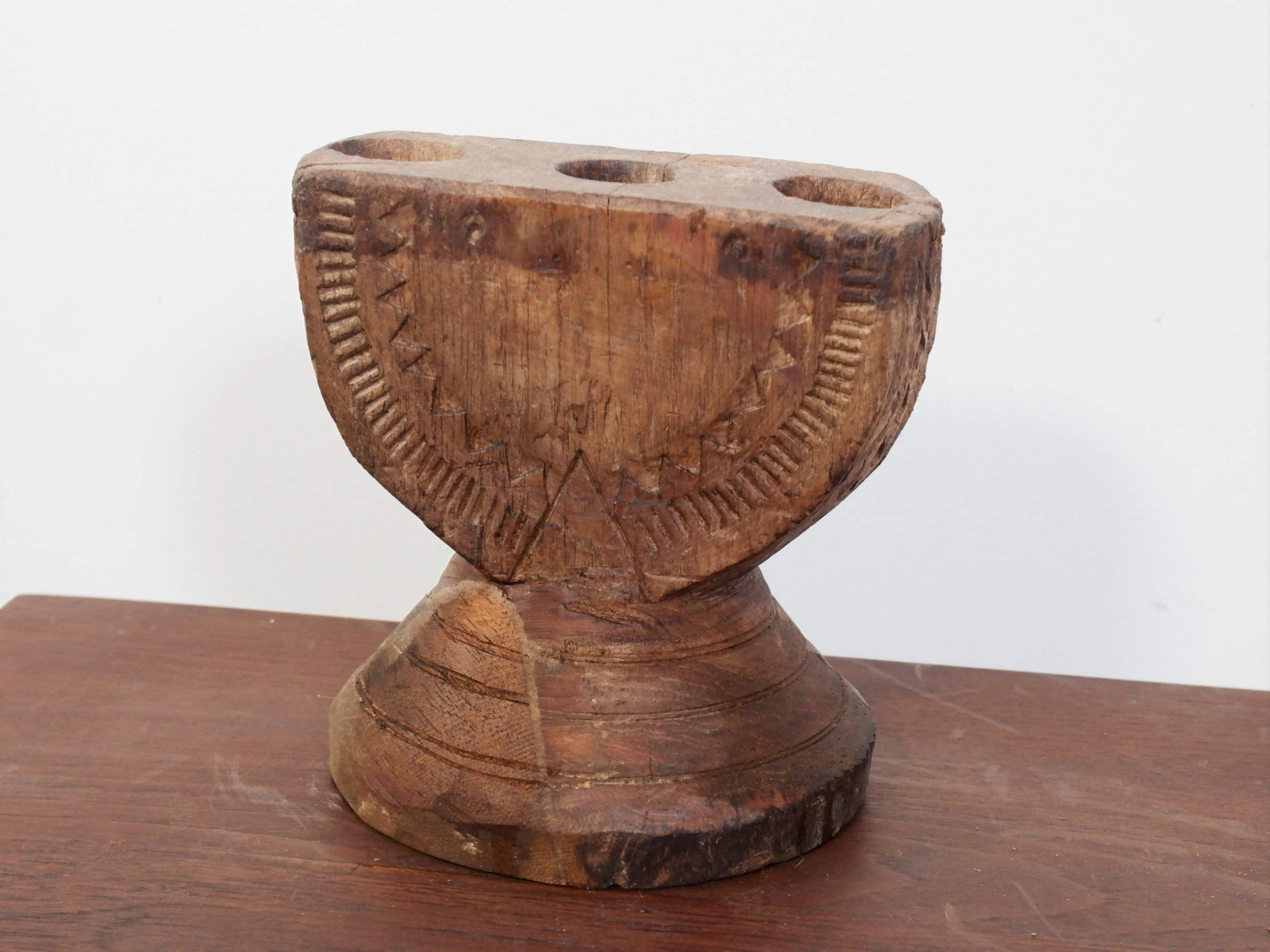 tradizionale antica porta  , finestra Dogon , africana proveniente dal Mali . in principio era una finestra ( con chivistello conservato , vedi foto ) legno di cedro , incisa con i tipici motivi della cultura dogon tribale   scultura , pannello , fregio da appendere o da appoggio   conservata in ogno parte , pezzo unico .   40x30x2cm  www.etniko.it info@etniko.it instagram , facebook , etsy : etnikobycrosato  0039 3338778241