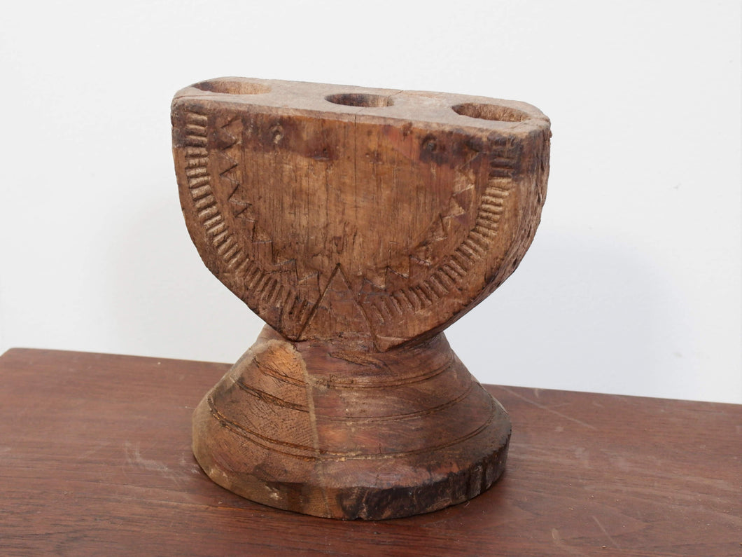 tradizionale antica porta  , finestra Dogon , africana proveniente dal Mali . in principio era una finestra ( con chivistello conservato , vedi foto ) legno di cedro , incisa con i tipici motivi della cultura dogon tribale   scultura , pannello , fregio da appendere o da appoggio   conservata in ogno parte , pezzo unico .   40x30x2cm  www.etniko.it info@etniko.it instagram , facebook , etsy : etnikobycrosato  0039 3338778241