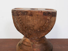 Carica l&#39;immagine nel visualizzatore di Gallery, tradizionale antica porta  , finestra Dogon , africana proveniente dal Mali . in principio era una finestra ( con chivistello conservato , vedi foto ) legno di cedro , incisa con i tipici motivi della cultura dogon tribale   scultura , pannello , fregio da appendere o da appoggio   conservata in ogno parte , pezzo unico .   40x30x2cm  www.etniko.it info@etniko.it instagram , facebook , etsy : etnikobycrosato  0039 3338778241