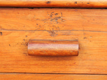 Carica l&#39;immagine nel visualizzatore di Gallery, Base India stile decò proveniente dal sud dell&#39;India in legno di teak con 2 cassetti.  Dimensioni 120x47 h34cm   contattare per info o ulteriori foto mail info@etniko.it watshapp 0039 3338778241 fb/ig : etnikobycrosato