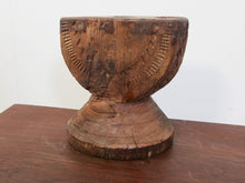 Carica l&#39;immagine nel visualizzatore di Gallery, tradizionale antica porta  , finestra Dogon , africana proveniente dal Mali . in principio era una finestra ( con chivistello conservato , vedi foto ) legno di cedro , incisa con i tipici motivi della cultura dogon tribale   scultura , pannello , fregio da appendere o da appoggio   conservata in ogno parte , pezzo unico .   40x30x2cm  www.etniko.it info@etniko.it instagram , facebook , etsy : etnikobycrosato  0039 3338778241