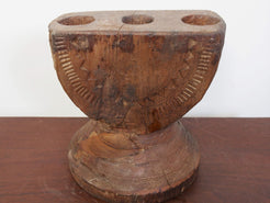 tradizionale antica porta  , finestra Dogon , africana proveniente dal Mali . in principio era una finestra ( con chivistello conservato , vedi foto ) legno di cedro , incisa con i tipici motivi della cultura dogon tribale   scultura , pannello , fregio da appendere o da appoggio   conservata in ogno parte , pezzo unico .   40x30x2cm  www.etniko.it info@etniko.it instagram , facebook , etsy : etnikobycrosato  0039 3338778241