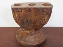 Carica l&#39;immagine nel visualizzatore di Gallery, tradizionale antica porta  , finestra Dogon , africana proveniente dal Mali . in principio era una finestra ( con chivistello conservato , vedi foto ) legno di cedro , incisa con i tipici motivi della cultura dogon tribale   scultura , pannello , fregio da appendere o da appoggio   conservata in ogno parte , pezzo unico .   40x30x2cm  www.etniko.it info@etniko.it instagram , facebook , etsy : etnikobycrosato  0039 3338778241