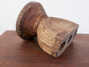 tradizionale antica porta  , finestra Dogon , africana proveniente dal Mali . in principio era una finestra ( con chivistello conservato , vedi foto ) legno di cedro , incisa con i tipici motivi della cultura dogon tribale   scultura , pannello , fregio da appendere o da appoggio   conservata in ogno parte , pezzo unico .   40x30x2cm  www.etniko.it info@etniko.it instagram , facebook , etsy : etnikobycrosato  0039 3338778241