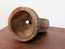 Carica l&#39;immagine nel visualizzatore di Gallery, tradizionale antica porta  , finestra Dogon , africana proveniente dal Mali . in principio era una finestra ( con chivistello conservato , vedi foto ) legno di cedro , incisa con i tipici motivi della cultura dogon tribale   scultura , pannello , fregio da appendere o da appoggio   conservata in ogno parte , pezzo unico .   40x30x2cm  www.etniko.it info@etniko.it instagram , facebook , etsy : etnikobycrosato  0039 3338778241