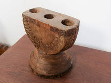Carica l&#39;immagine nel visualizzatore di Gallery, tradizionale antica porta  , finestra Dogon , africana proveniente dal Mali . in principio era una finestra ( con chivistello conservato , vedi foto ) legno di cedro , incisa con i tipici motivi della cultura dogon tribale   scultura , pannello , fregio da appendere o da appoggio   conservata in ogno parte , pezzo unico .   40x30x2cm  www.etniko.it info@etniko.it instagram , facebook , etsy : etnikobycrosato  0039 3338778241