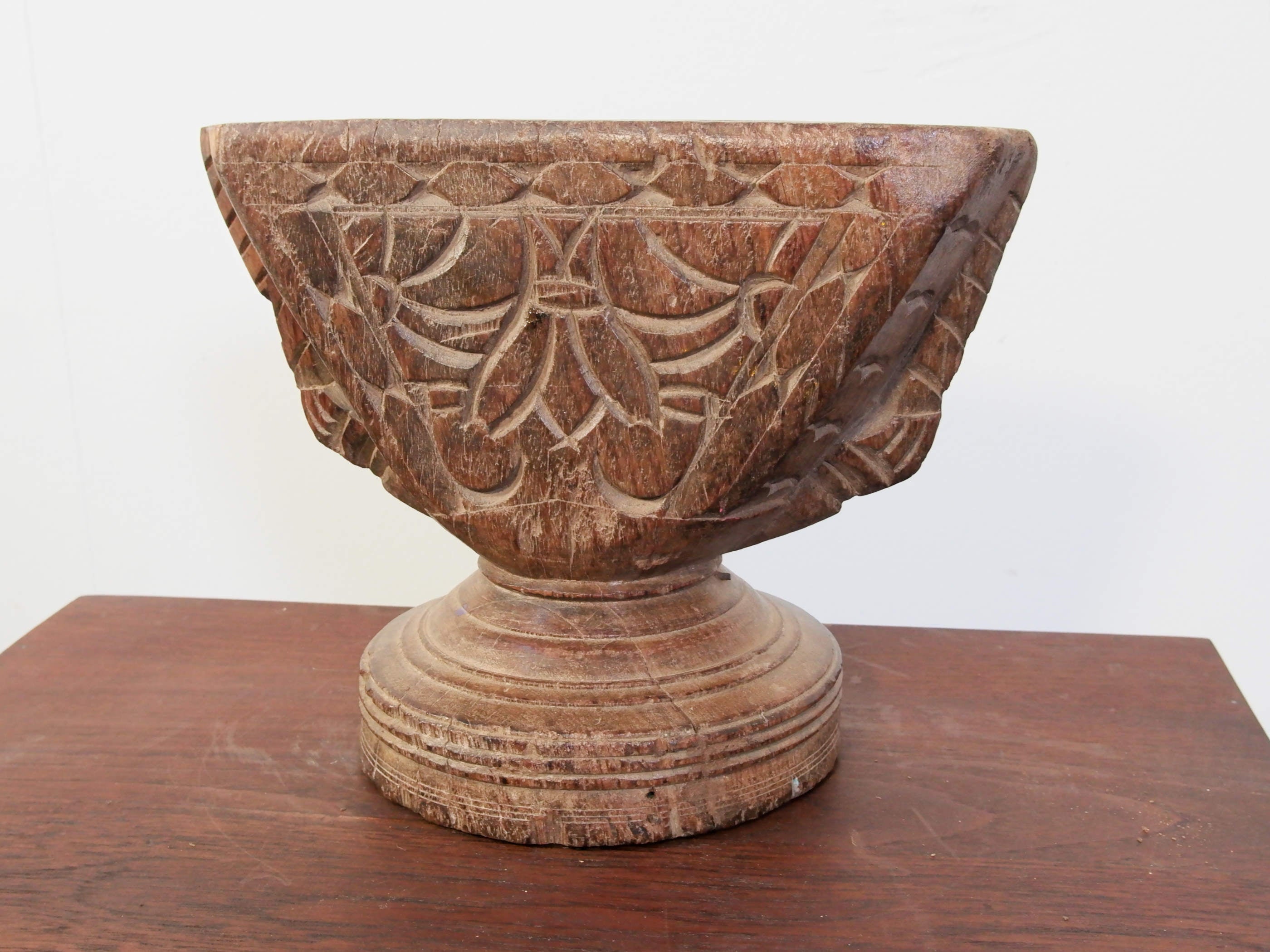 tradizionale antica porta  , finestra Dogon , africana proveniente dal Mali . in principio era una finestra ( con chivistello conservato , vedi foto ) legno di cedro , incisa con i tipici motivi della cultura dogon tribale   scultura , pannello , fregio da appendere o da appoggio   conservata in ogno parte , pezzo unico .   40x30x2cm  www.etniko.it info@etniko.it instagram , facebook , etsy : etnikobycrosato  0039 3338778241