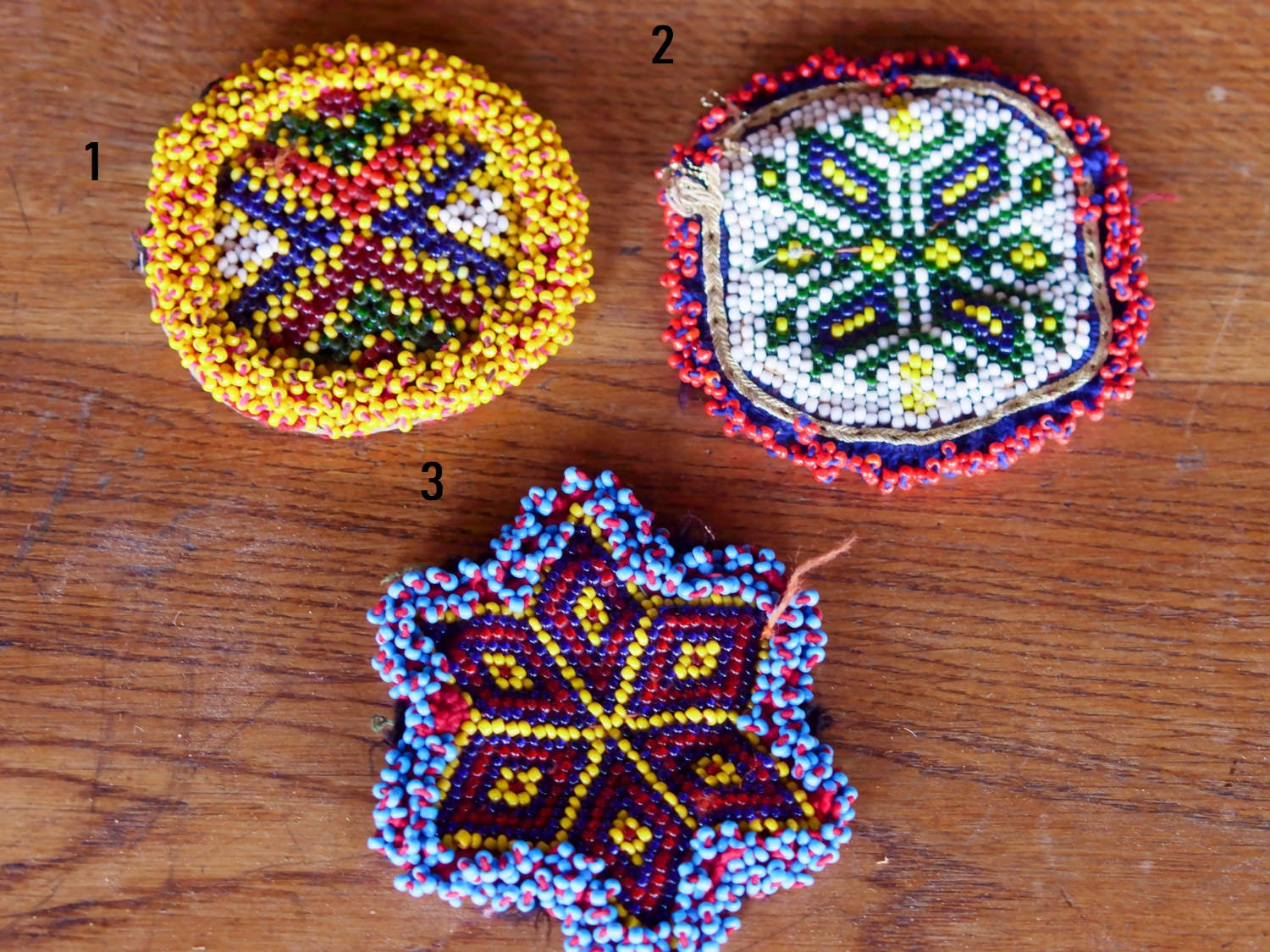vecchio tessuto indiano ricamato , pezzo unico lavorato a mano in ogni parte con filo in cotone , filo oro e perline . tipico del gujarat usato come decoro ed addobbo .  misure 10 x 10 x 1  cm indicative ( + / - 0.5 cm)  peso 40/45 gr   indicare sull'ordine il numero scelto   disponibili vari colori e dimensioni  contattare per info  0039 3338778241 info@etniko.it  fb/ig etniko by crosato