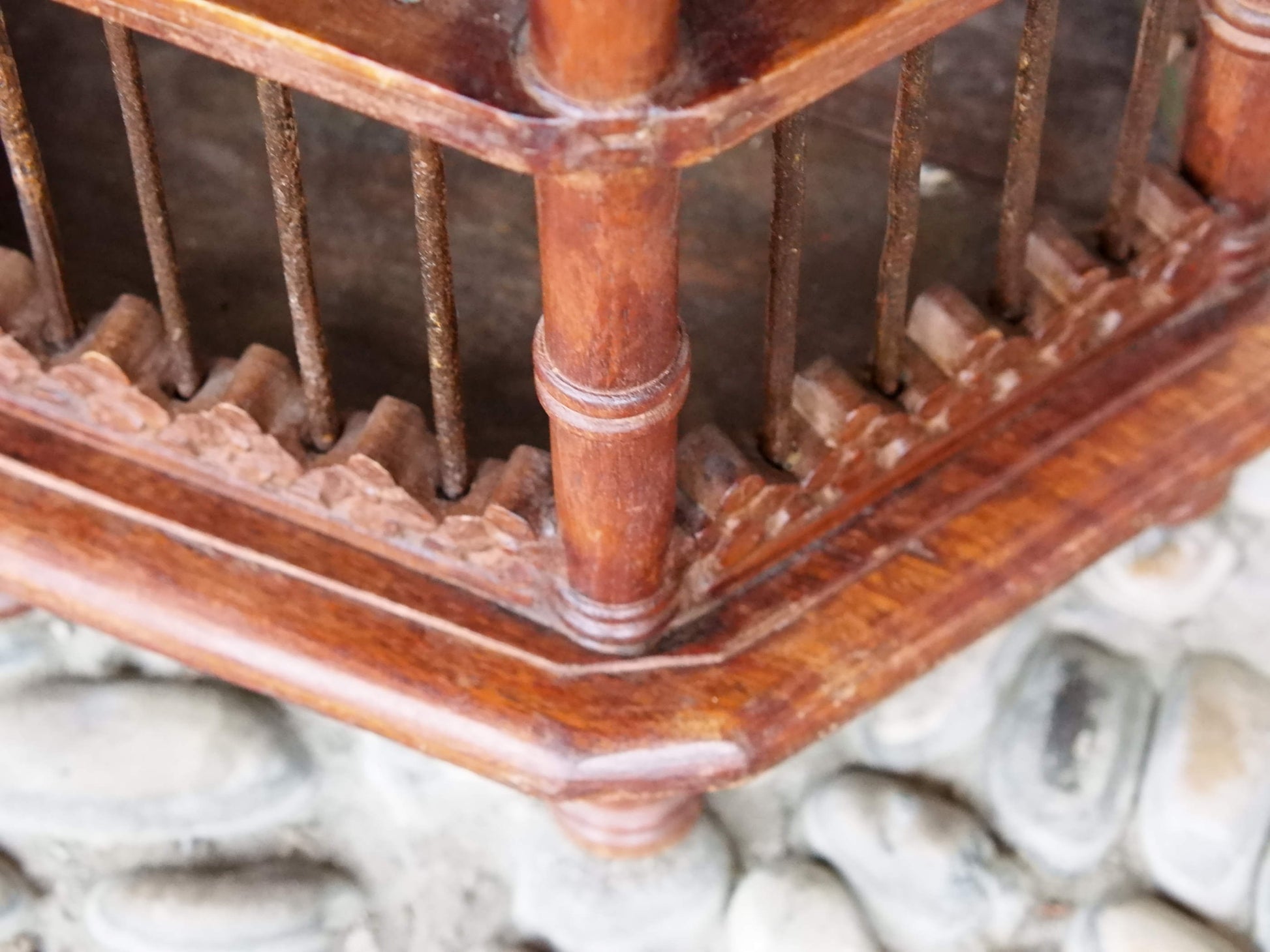 Gabbietta in legno, India. gabbia usata per merli indiani, databile seconda metà 900, oggetto ornamentale unico lavorato a mano in legno di teak massello. parti in metallo e legno    disponibile coppia ( chiedere per conferma ) sconto applicabile in caso di unico trasporto .  Lavorata artigianalmente. Dimensioni 45x42 h66cm     per ulteriori info o dettagli: info@etniko.it 0039 3338778241 ig/fb : etniko by crosato etsy : etnikobycrosato