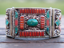 Carica l&#39;immagine nel visualizzatore di Gallery, bracciale in argento con turchese e corallo, cesellatura a rilievo. pezzo unico raro e di difficile lavorazione, parti a sbalzo, incastonatura.  altezza bracciale 4cm spessore massmo 0,5 cm peso 110 gr  per ulteriori info o foto mail info@etniko.it whatsapp 00393338778241