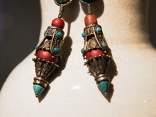 Carica l&#39;immagine nel visualizzatore di Gallery, orecchini tibetani di origine nomade . pezzi unici lavorati a mano , databili prima metà 900.  argento , turchese , corallo .   10 x 2 cm  peso 39gr   www.etniko.it info@etniko.it 0039 3338778241  instagram , facebook , etsy : etnikobycrosato  https://www.facebook.com/etnikobycrosato https://www.instagram.com/etnikobycrosato/