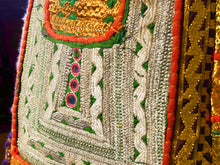 Carica l&#39;immagine nel visualizzatore di Gallery, borsa indiana patchwork   tutti i pezzi che la compongono sono elementi in tessuto ricamati con specchietti , con ricamo ecc... ricavati da vecchi tessuti rajasthani   pezzo unico lavorato interamente a mano   filo oro e filo argento .   3 pon pon , apertura a cerniera ed interno foderato   lavorata in ogni angolo e lato .    50 x 40 x 17 cm esclusi manici manici 35 cm   per info ed ulteriori foto 0039 3338778241 info@etniko.it www.etniko.it