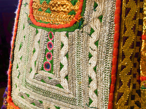 borsa indiana patchwork   tutti i pezzi che la compongono sono elementi in tessuto ricamati con specchietti , con ricamo ecc... ricavati da vecchi tessuti rajasthani   pezzo unico lavorato interamente a mano   filo oro e filo argento .   3 pon pon , apertura a cerniera ed interno foderato   lavorata in ogni angolo e lato .    50 x 40 x 17 cm esclusi manici manici 35 cm   per info ed ulteriori foto 0039 3338778241 info@etniko.it www.etniko.it