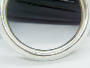 bracciale in argento rigido con possibilità di apertura chiusura .  peso 28 gr  diametro interno 6 cm  esterno 8 cm 