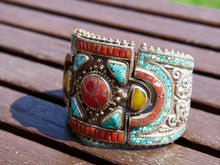 Carica l&#39;immagine nel visualizzatore di Gallery, bracciale in argento con turchese e corallo,  cesellatura a rilievo. pezzo unico raro e di difficile lavorazione, parti a sbalzo, incastonatura.   altezza bracciale 6cm spessore massimo 0,5 cm peso 140 gr     per ulteriori info o foto  mail info@etniko.it whatsapp 00393338778241