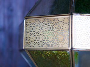 Lanterna indiana in metallo lavorata artigianalmente, finemente decorata a traforo, con vetro multicolor e trasparente.  Disponibile anche nella versione con solo vetro trasparente. Con piccolo portacandele interno e gancio per appendere .    dimensioni diametro 25  h55  per info ed ulteriori foto info@etniko.it facebook / instagram / pinterest : etnikobycrosato 0039 3338778241