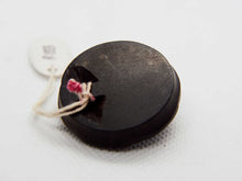 Carica l&#39;immagine nel visualizzatore di Gallery, pendaglio in ebano nero intagliato a fiore con punto in argento  dimensione diametro 3 x 1 cm  peso 6,6 gr