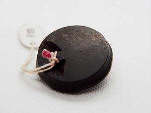 pendaglio in ebano nero intagliato a fiore con punto in argento  dimensione diametro 3 x 1 cm  peso 6,6 gr
