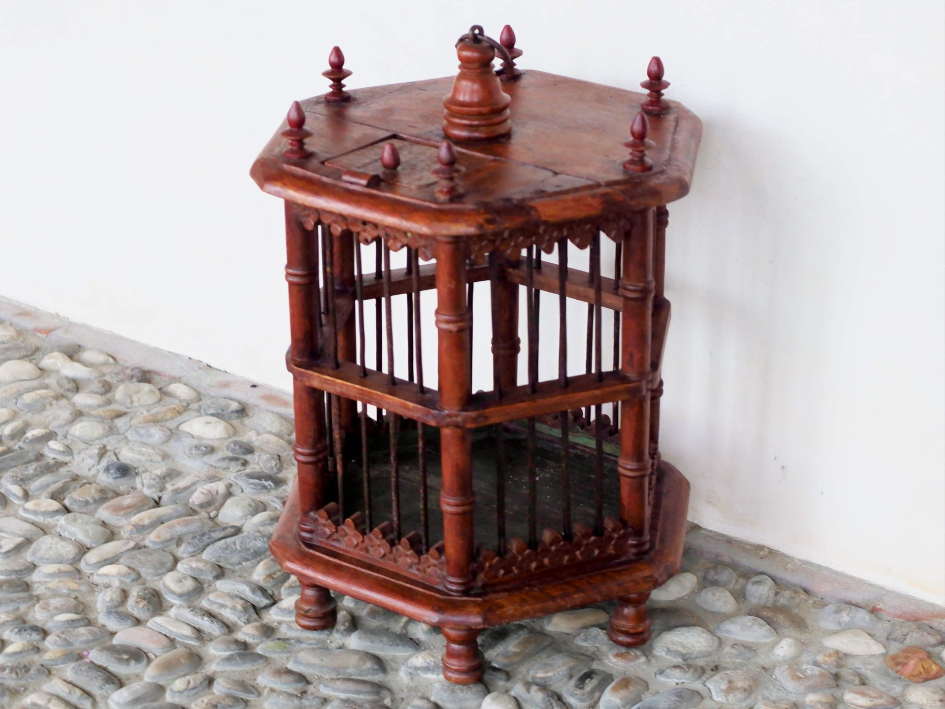 Gabbietta in legno, India. gabbia usata per merli indiani, databile seconda metà 900, oggetto ornamentale unico lavorato a mano in legno di teak massello. parti in metallo e legno    disponibile coppia ( chiedere per conferma ) sconto applicabile in caso di unico trasporto .  Lavorata artigianalmente. Dimensioni 45x42 h66cm     per ulteriori info o dettagli: info@etniko.it 0039 3338778241 ig/fb : etniko by crosato etsy : etnikobycrosato