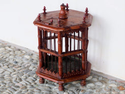 Gabbietta in legno, India. gabbia usata per merli indiani, databile seconda metà 900, oggetto ornamentale unico lavorato a mano in legno di teak massello. parti in metallo e legno    disponibile coppia ( chiedere per conferma ) sconto applicabile in caso di unico trasporto .  Lavorata artigianalmente. Dimensioni 45x42 h66cm     per ulteriori info o dettagli: info@etniko.it 0039 3338778241 ig/fb : etniko by crosato etsy : etnikobycrosato