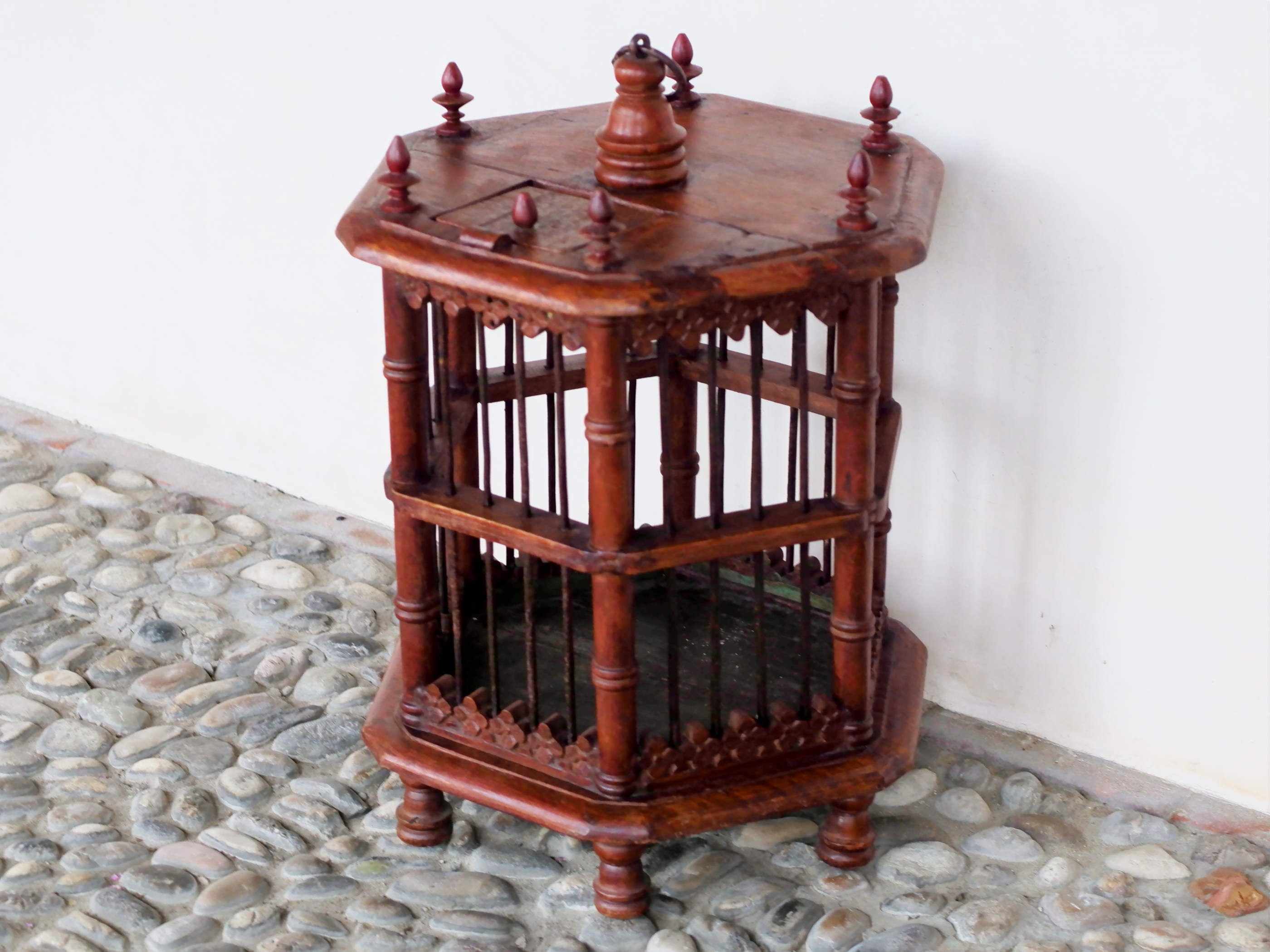 Gabbietta in legno, India. gabbia usata per merli indiani, databile seconda metà 900, oggetto ornamentale unico lavorato a mano in legno di teak massello. parti in metallo e legno    disponibile coppia ( chiedere per conferma ) sconto applicabile in caso di unico trasporto .  Lavorata artigianalmente. Dimensioni 45x42 h66cm     per ulteriori info o dettagli: info@etniko.it 0039 3338778241 ig/fb : etniko by crosato etsy : etnikobycrosato