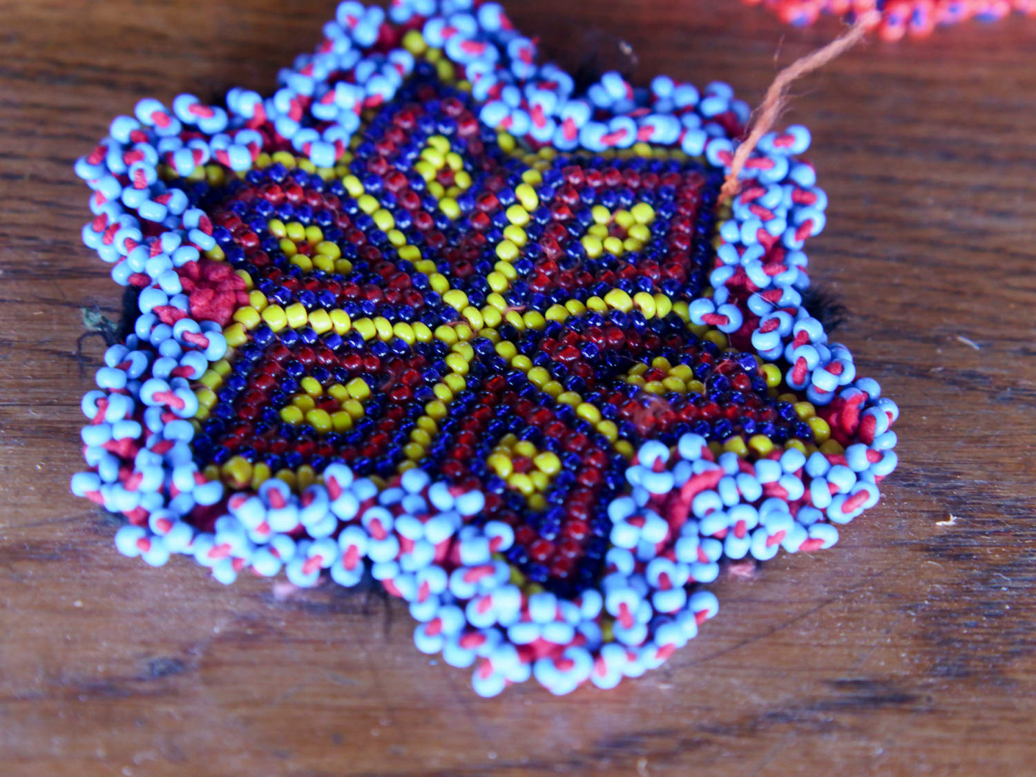 vecchio tessuto indiano ricamato , pezzo unico lavorato a mano in ogni parte con filo in cotone , filo oro e perline . tipico del gujarat usato come decoro ed addobbo .  misure 10 x 10 x 1  cm indicative ( + / - 0.5 cm)  peso 40/45 gr   indicare sull'ordine il numero scelto   disponibili vari colori e dimensioni  contattare per info  0039 3338778241 info@etniko.it  fb/ig etniko by crosato
