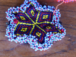 vecchio tessuto indiano ricamato , pezzo unico lavorato a mano in ogni parte con filo in cotone , filo oro e perline . tipico del gujarat usato come decoro ed addobbo .  misure 10 x 10 x 1  cm indicative ( + / - 0.5 cm)  peso 40/45 gr   indicare sull'ordine il numero scelto   disponibili vari colori e dimensioni  contattare per info  0039 3338778241 info@etniko.it  fb/ig etniko by crosato