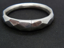 Carica l&#39;immagine nel visualizzatore di Gallery, bracciale rigido in argento  con apertura / chiusura  peso 39 gr  diametro interno 7 cm  esterno 8,5