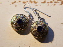 Carica l&#39;immagine nel visualizzatore di Gallery, orecchini turchi in stile arabo, argento e radice di zaffiro . top quality stone , lavorati a mano, cesellati pezzo per pezzo artigianalmente.  misure pendaglio esclusa monachella 1.5x2cm, con monachella h totale 3.5cm peso totale 13gr  per ulteriori info o foto info@etniko.it 0039 3338778241 fb , ig etniko by crosato