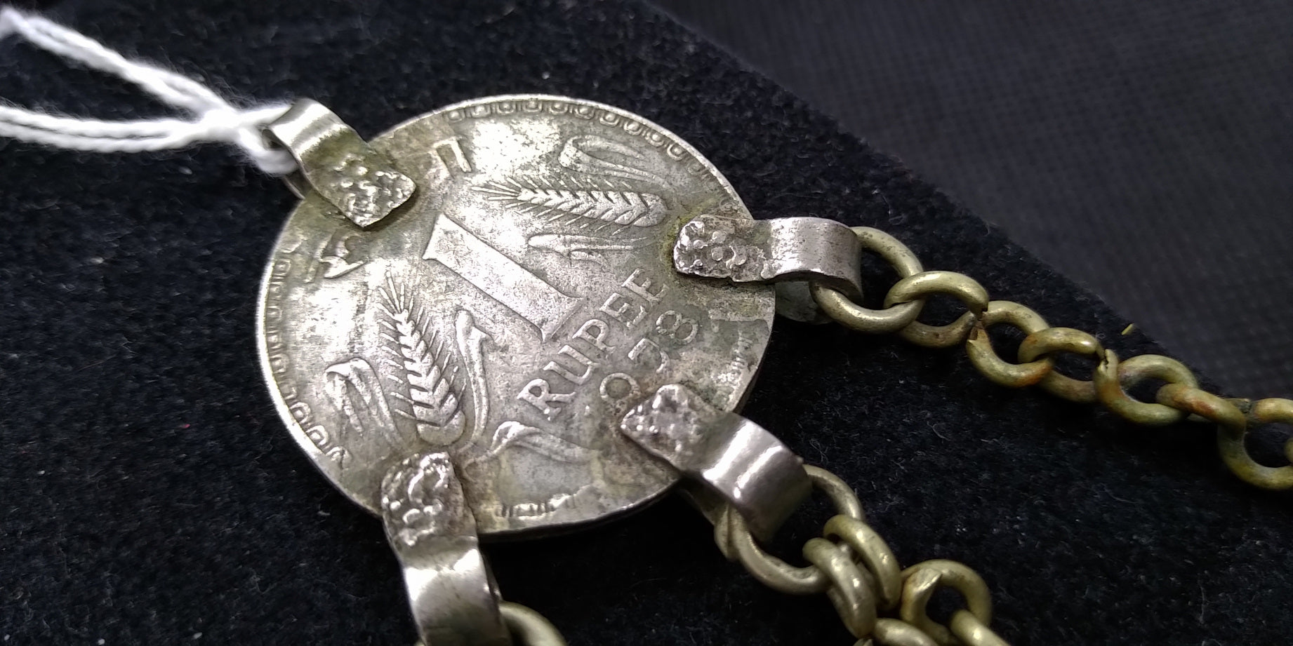 vecchio pendaglio indiano in metalli e parte di argento , pezzo unico di origine tribale .  rupia con data 1978 .  13 x 4 cm  30 gr 