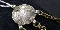 vecchio pendaglio indiano in metalli e parte di argento , pezzo unico di origine tribale .  rupia con data 1978 .  13 x 4 cm  30 gr 