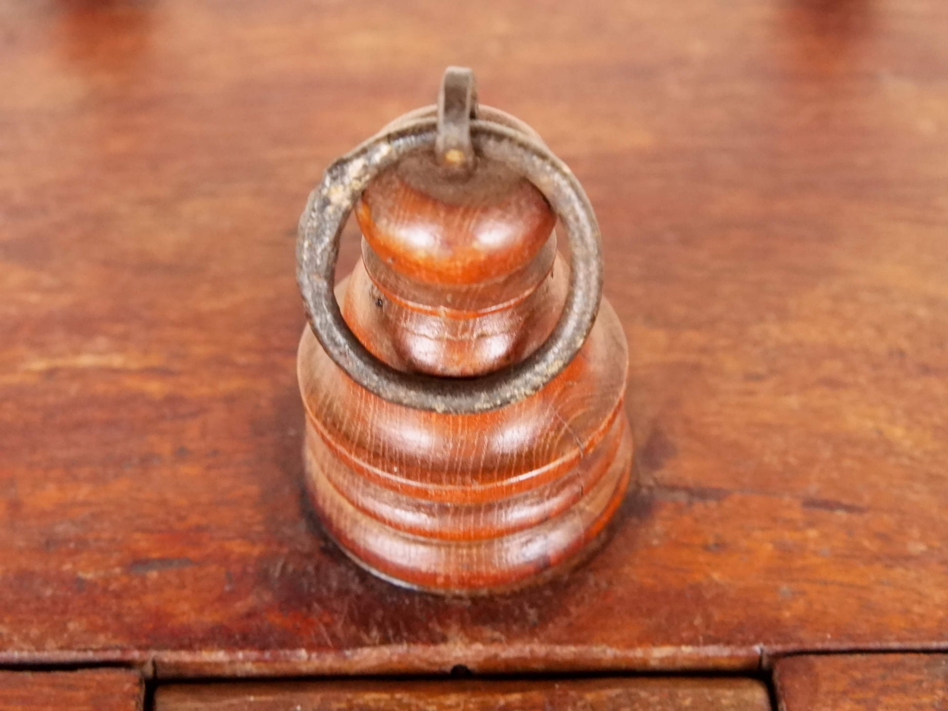 Gabbietta in legno, India. gabbia usata per merli indiani, databile seconda metà 900, oggetto ornamentale unico lavorato a mano in legno di teak massello. parti in metallo e legno    disponibile coppia ( chiedere per conferma ) sconto applicabile in caso di unico trasporto .  Lavorata artigianalmente. Dimensioni 45x42 h66cm     per ulteriori info o dettagli: info@etniko.it 0039 3338778241 ig/fb : etniko by crosato etsy : etnikobycrosato