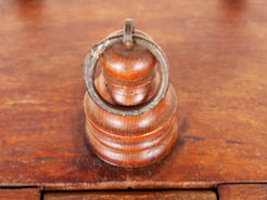 Gabbietta in legno, India. gabbia usata per merli indiani, databile seconda metà 900, oggetto ornamentale unico lavorato a mano in legno di teak massello. parti in metallo e legno    disponibile coppia ( chiedere per conferma ) sconto applicabile in caso di unico trasporto .  Lavorata artigianalmente. Dimensioni 45x42 h66cm     per ulteriori info o dettagli: info@etniko.it 0039 3338778241 ig/fb : etniko by crosato etsy : etnikobycrosato