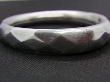 Carica l&#39;immagine nel visualizzatore di Gallery, bracciale rigido in argento  con apertura / chiusura  peso 39 gr  diametro interno 7 cm  esterno 8,5