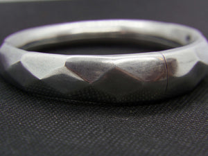 bracciale rigido in argento  con apertura / chiusura  peso 39 gr  diametro interno 7 cm  esterno 8,5