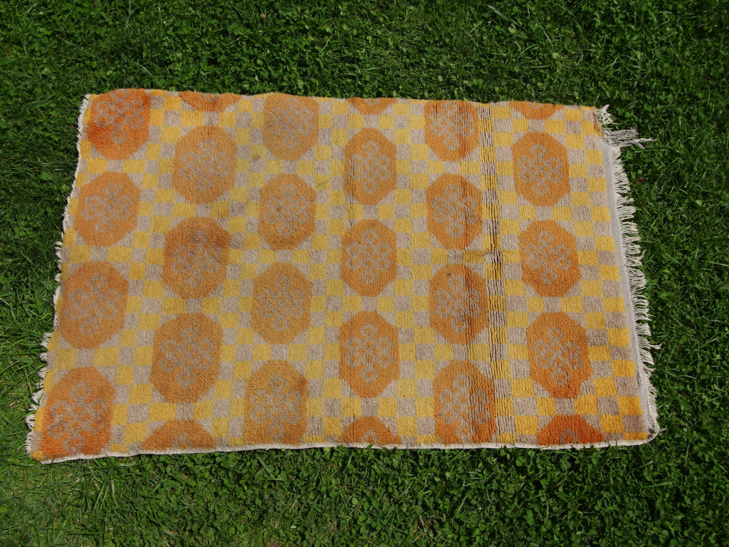 Tappeto Tibetano in lana. Pezzo unico realizzato a mano. Decorativo e colorato è bello sia impiegato come tappeto che da appendere a parete. Dimensioni 80x116cm