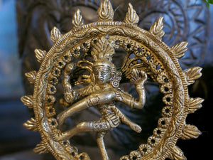      Shrishti: creazione, evoluzione;     Sthiti: conservazione, supporto;     Samhara: distruzione, evoluzione;     Tirobhava: illusione;     Anugraha: liberazione, emancipazione, grazia.  Il carattere generale dell’immagine è paradossale, unendo la tranquillità interiore e l’attività esterna di Shiva.