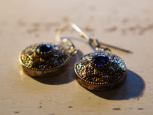 Carica l&#39;immagine nel visualizzatore di Gallery, orecchini turchi in stile arabo, argento e radice di zaffiro . top quality stone , lavorati a mano, cesellati pezzo per pezzo artigianalmente.  misure pendaglio esclusa monachella 1.5x2cm, con monachella h totale 3.5cm peso totale 13gr  per ulteriori info o foto info@etniko.it 0039 3338778241 fb , ig etniko by crosato