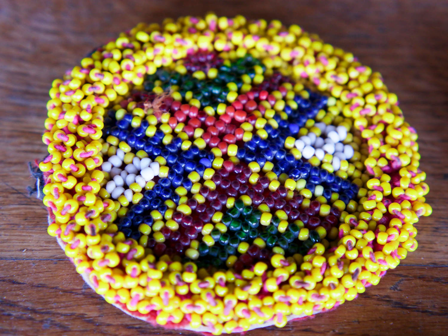 vecchio tessuto indiano ricamato , pezzo unico lavorato a mano in ogni parte con filo in cotone , filo oro e perline . tipico del gujarat usato come decoro ed addobbo .  misure 10 x 10 x 1  cm indicative ( + / - 0.5 cm)  peso 40/45 gr   indicare sull'ordine il numero scelto   disponibili vari colori e dimensioni  contattare per info  0039 3338778241 info@etniko.it  fb/ig etniko by crosato