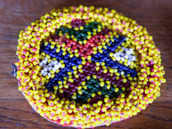 vecchio tessuto indiano ricamato , pezzo unico lavorato a mano in ogni parte con filo in cotone , filo oro e perline . tipico del gujarat usato come decoro ed addobbo .  misure 10 x 10 x 1  cm indicative ( + / - 0.5 cm)  peso 40/45 gr   indicare sull'ordine il numero scelto   disponibili vari colori e dimensioni  contattare per info  0039 3338778241 info@etniko.it  fb/ig etniko by crosato